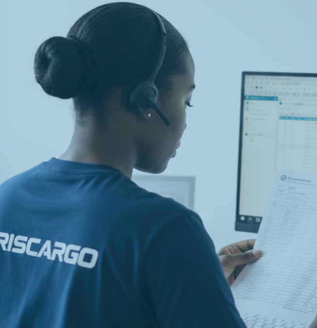 Operador Griscargo realizando monitoramento